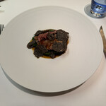 メイ - 7皿目
      スコットランド産ペルドローグリ（山鶉）の胸肉、ササミのロースト、ジュのソース、春菊、菜の花、黒トリュフ。