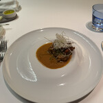 メイ - 6皿目
      アンコウのムニエル、ケッパー、トマト、ネギ、アメリケーヌソース。