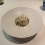 メイ - 5皿目
      炙った鮑、帆立のタルタル、カリフラワーのピューレ、フレッシュのカリフラワー。