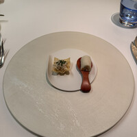 メイ - 1皿目
                    ・蓮根のレムラード、ズワイガニ
                    ・ノルウェーサーモン、クリームチーズ、ハーブ、大根。