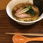 ラーメン イッケン - 1月限定の生姜の醤油らーめん1000円税込。レンゲが温められてます。