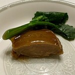 東天閣 - 最高級干しアワビの料理[皇鮑]
      付け合わせは芥藍菜