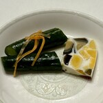 東天閣 - 前菜盛り合わせ
      胡瓜の甘酢漬け[酸辣黄瓜]/玉子寄せ