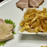 東天閣 - 前菜盛り合わせ×2
      叉焼
      蒸し鶏[白切鶏]/くらげの辛子醤油和[拌海蜇]