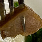 東天閣 - 最高級干しアワビの料理[皇鮑]
      「綺麗な琥珀色の断面の見た目も楽しんでいただきたい」との事。