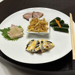 東天閣 - 前菜盛り合わせ×2
      叉焼
      蒸し鶏[白切鶏]”/くらげの辛子醤油和[拌海蜇]/胡瓜の甘酢漬け[酸辣黄瓜]
      玉子寄せ