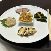 東天閣 神戸本店 - 前菜盛り合わせ×2
                      叉焼
                      蒸し鶏[白切鶏]”/くらげの辛子醤油和[拌海蜇]/胡瓜の甘酢漬け[酸辣黄瓜]
                      玉子寄せ