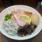 ヌードル＆スパイスカレー 今日の1番 - 限定(裏)メニュー
      しらすとバラ海苔の鶏油まぜソバ ¥1,300-(税込)