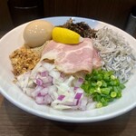 ヌードル＆スパイスカレー 今日の1番 - 3/3  しらすとバラ海苔の鶏油まぜソバ ¥1,300-(税込)