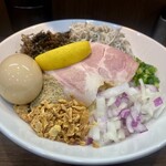 ヌードル＆スパイスカレー 今日の1番 - 2/3  しらすとバラ海苔の鶏油まぜソバ ¥1,300-(税込)