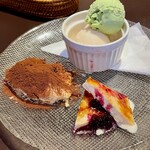 炭と料理とワイン AVANZARE - デザートの盛り合わせ
      
      ピスタチオのアイス、桃のソルベ、ティラミス、カタラーナ。どれもとても美味しいので、＋500円以上の価値があります。