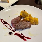 炭と料理とワイン AVANZARE - 北海道産　佐幌高原牛　グリルステーキ
      
      スモーキーな牛肉。カリフラワーの付け合わせがお気に入り。