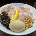 ヌードル＆スパイスカレー 今日の1番 - 1/3  しらすとバラ海苔の鶏油まぜソバ ¥1,300-(税込)