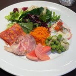 炭と料理とワイン AVANZARE - 本日の前菜盛り合わせ
                                
                                野菜たっぷりの前菜。肉(ローストビーフ)や魚介(水蛸)も楽しめます。特にグリンピースのマリネが美味しかったです。