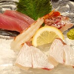 海鮮割烹 朝日 - 刺身の盛り合わせ①（ヨコワマグロ・赤エビ・鯛の湯引き・カンパチ）