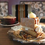 カフェ デ アゲンダ - キャラメルポワールたると1200円　カフェラテ650円　大きくて¥高い(^.^;  でも美味しい2層のケーキ　何度でも食べたい♡