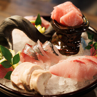 本マグロが入った豪華刺身盛り合わせ