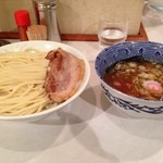 頑者 - つけめんアブリチャーシュー、大盛り！  厚いアブリチャーシューは箸で簡単にほぐれる柔らかさ。イイね！ 