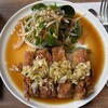 実乃里deバル - 油淋鶏は、 揚げた鶏肉に刻んだ長ネギと醤油ベースのタレをかけた中華料理ですが、 食べるうちにカリカリ感が薄れて行くと言うイメージがありますが、 違いました。