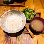 炭火焼鳥わだち - ご飯・サラダ・味噌汁