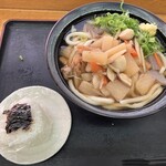 ちく泉 - しっぽくうどん中、こんぶおにぎり
