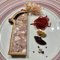 メザニーン - 追加のパテアンクルート　付け合わせはビーツの酢漬け、タスマニアマスタード、ディジョンの赤ワインマスタード