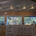 武蔵野うどん 五六 - わたしの席から前方斜め上を望む　窓の向こうは上尾丸山公園の林