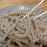 武蔵野うどん 五六 - 極太うどん！割箸の太さと比較してみました　太さだけでなく色の違いも分かりますよね　黒みがかった褐色系のうどん　好きです