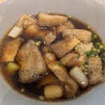 武蔵野うどん 五六 - 汁には油揚げと短めにぶつ切りにした長葱、沢山の豚肉、刻んだ小葱が入ってます　豚肉の甘みや脂が美味しいです