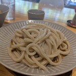 武蔵野うどん 五六 - 「黒っぽい褐色系極太手打ち剛麺」
      瑞々しく艷やかで細かな“星”が散在
      武蔵野うどんらしい塩味(えんみ)あり
      加水率は低くかなり力強いコシ