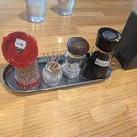 武蔵野うどん 五六 - 白胡麻(摺り)・爪楊枝・仏ゲランド産の海塩・かえしだれ　この他セルフコーナーに七味唐辛子や辣油も用意してあります