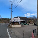 武蔵野うどん 五六 - お店入口　写真中央が店舗入口　写真右側にＰ(約6台)