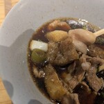 武蔵野うどん 五六 - どんどんと食べ進んで終盤　まだこんなに豚肉が残ってました(嬉)