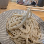 武蔵野うどん 五六 - お箸で摘んで汁碗へ運ぶ際は1本ずつが良い　1本ずつゆっくりと味わっていただきたいです