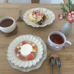 anello ホシノ - パンナコッタ-紅玉りんごのスープ仕立て-
      いちごとカスタードのマーブルシフォンサンド