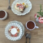 anello ホシノ - パンナコッタ-紅玉りんごのスープ仕立て-
      いちごとカスタードのマーブルシフォンサンド