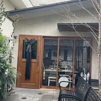 鮨 みつ - カフェと入口は一緒です。