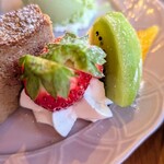 ベジバル チバットリア - お店のお姉さんが新年会で当たっていただいたという高級キウイをお裾分けをしていただきました(*´ω｀*)♡