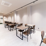 サウナ横綱 - ４～６名用のテーブル席もございます