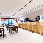 サウナ横綱 - 明るい店内