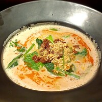 白金中華 星期菜 - 濃厚な担々麺、ピーナッツバターが使われしっかり味の付いたコクのあるスープ