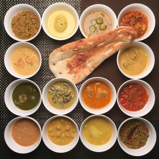 選べる楽しさ。14種の定番カレーと10種の季節のポタージュ