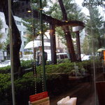 ロイヤルホスト - 窓越しに雨模様の桜田通りを望む