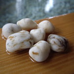 みなとや旅館 - 総檜造の風呂桶の底に敷き詰められた美しい玉砂利