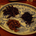 みなとや旅館 - 手ブレが惜しい！これまた名物「虫料理3点盛」