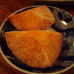 みなとや旅館 - まずはお目覚ましの「凍り柿」。素朴な美味