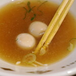 NIBOSHI MANIA - 銀鱗真鯛鮮魚煮干蕎麦のスープは表面に膜が張る。