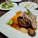 HOLZ - ガーリック風味の大人のビーフ＆ハンバーグ　1951円　+　ライス　253円　+　フレッシュサラダ　418円