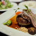 HOLZ - ガーリック風味の大人のビーフ＆ハンバーグ　1951円　+　ライス　253円　+　フレッシュサラダ　418円