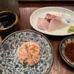 郷土酒亭 元祖 炉ばた - お通し／刺身、ポテサラ